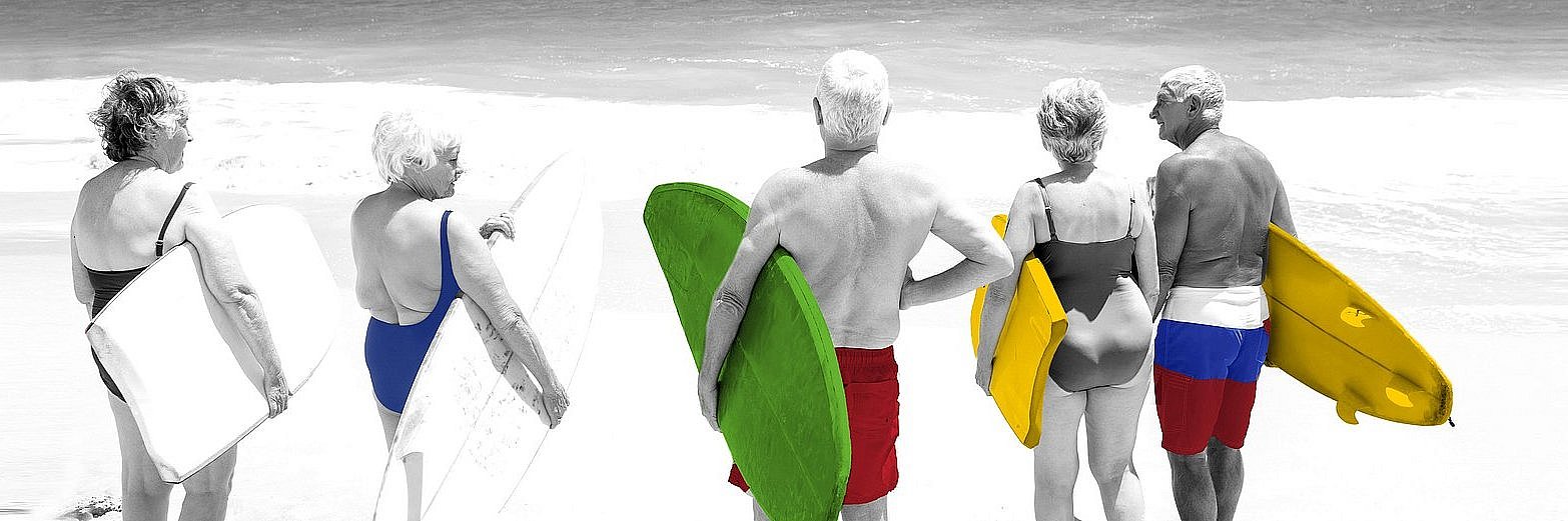 Senior:innen mit Surfbrettern (Wavebreakmedia | Shutterstock)